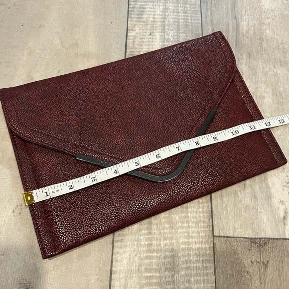 Maroon Bcbg envelope clutch AF - Picture 4 of 8